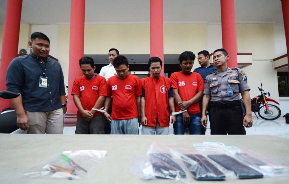 Sindikat pencuri motor dan penadah lintas kota diamankan di Mapolrestabes Surabaya berikut barang bukti kejahatannya