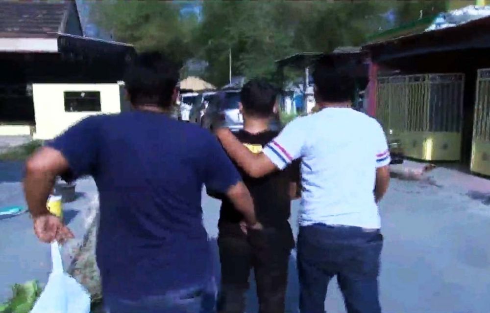 Tim gabungan BNNP Jatim dan BNNK Gresik menggiring salah satu pengedar narkoba ke mobil