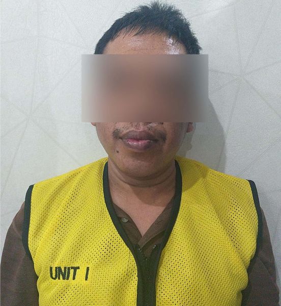 Tersangka Yuli Kurniawan, warga Dinoyo, Surabaya yang digerebek di rumah kontrakannya di Sidoarjo