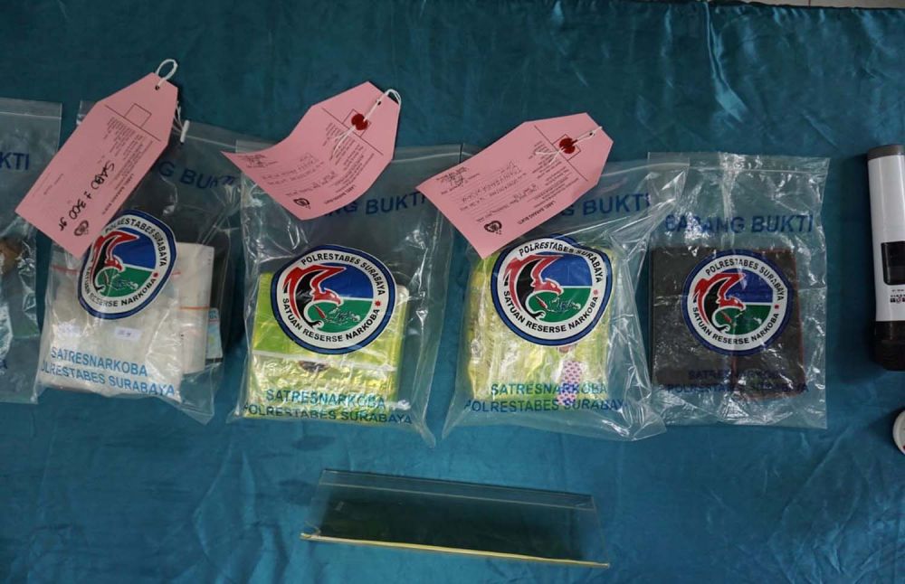 Barang bukti 2 kilogram sabu yang dibawa dua orang sindikat narkoba yang ditembak mati Satresnarkoba Polrestabes Surabaya