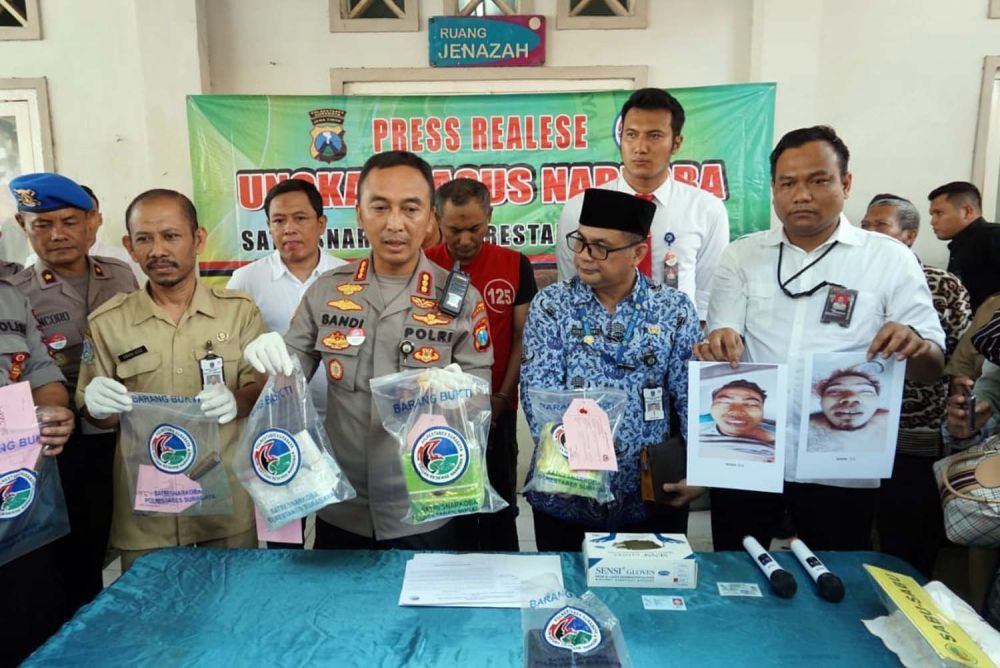 Kapolrestabes Surabaya Kombes Pol Sandi Nugroho dan Kasatresnarkoba Kompol Memo Ardian dalam jumpa pers dua kurir pembawa 2 kg sabu ditembak mati di Kamar Mayat RSU dr Soetomo, 2 Desember 2019