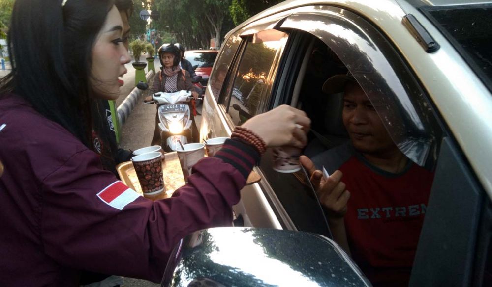 Anggota Sindikat Pecinta Kopi Probolinggo membagikan 1000 gelas kopi gratis kepada para pengendara
