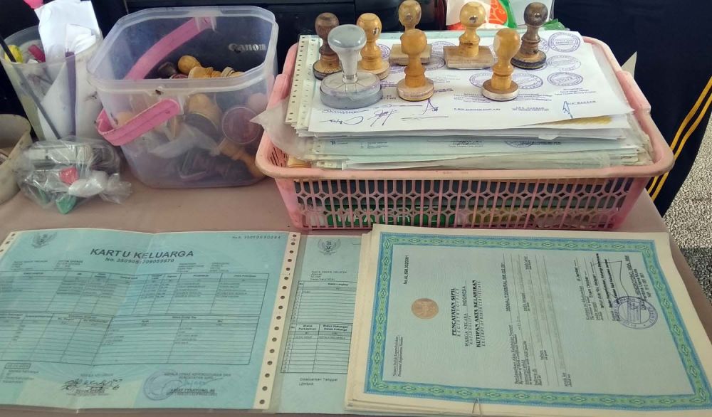 Barang bukti yang disita dari sindikat pemalsu dokumen negara di Banyuwangi