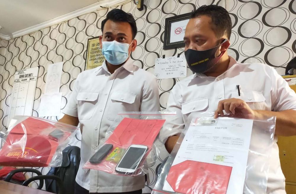 Satreskrim Polres Mojokerto Kota membeberkan barang bukti penipuan jual beli beras antar provinsi