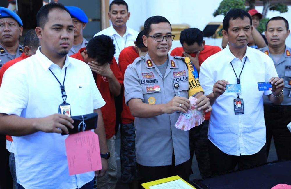 Wakapolrestabes Surabaya AKBP Leonardus Simamarta, Kasatreskrim AKBP Sudamiran dan Kanit Jatanras Iptu Giadi Nugraha membeberkan barang bukti dan para pelaku