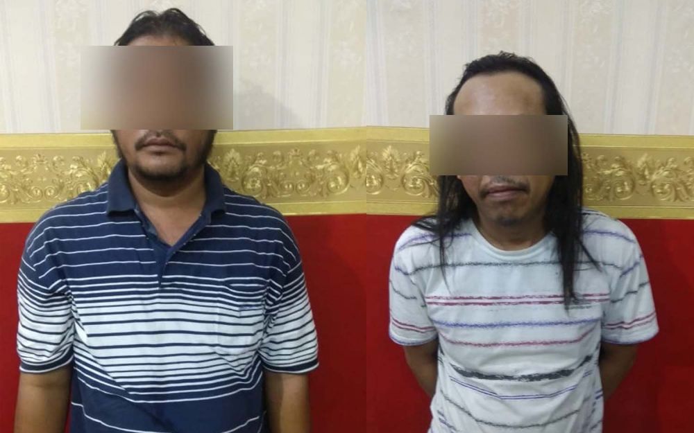 Tersangka Ainur Rofik dan Sumarno diamankan di Mapolsek Tegalsari, Surabaya