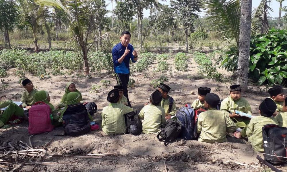Para siswa MI Al Irsyad, Desa Karangbendo, Kecamatan Ponggok, Kabupaten Blitar belajar di luar kelas