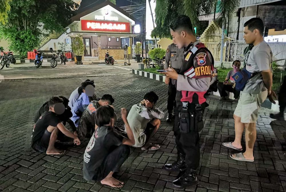 Para remaja yang terlibat pesta miras diamankan ke Mapolres Situbondo