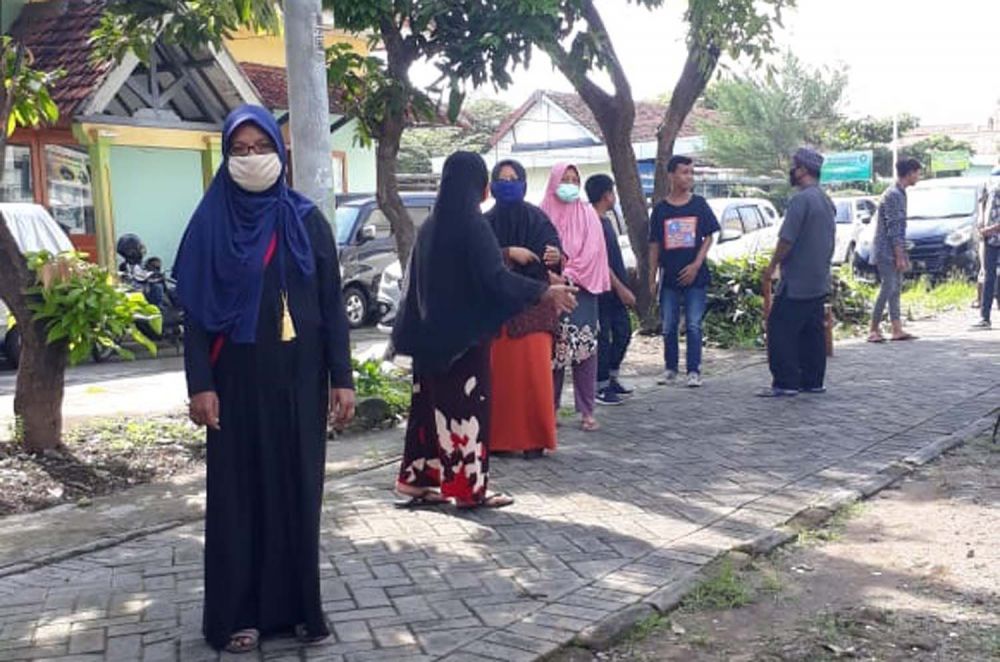 SMA Kertajaya (SMAKer) Surabaya berbagi sembako untuk warga terdampak Covid-19