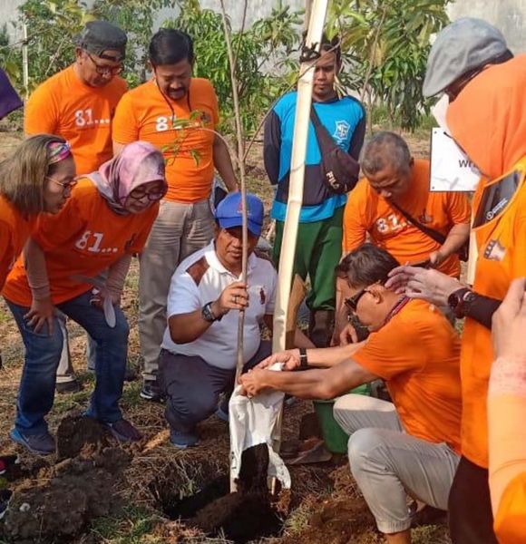 Para Alumni Smala81 menanam pohon buah di Taman Hutan Raya, Balas Klumpik, Wiyung, Surabaya