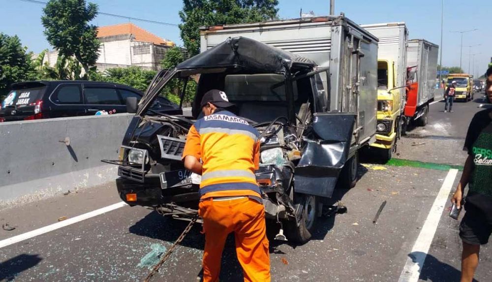Evakuasi kendaraan yang terlibat kecelakaan di Tol Waru-Perak