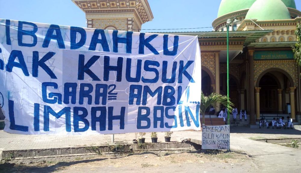 Spanduk sindiran untuk limbah yang berdampak pada warga Desa Baujeng, Kecamatan Beji, Kabupaten Pasuruan