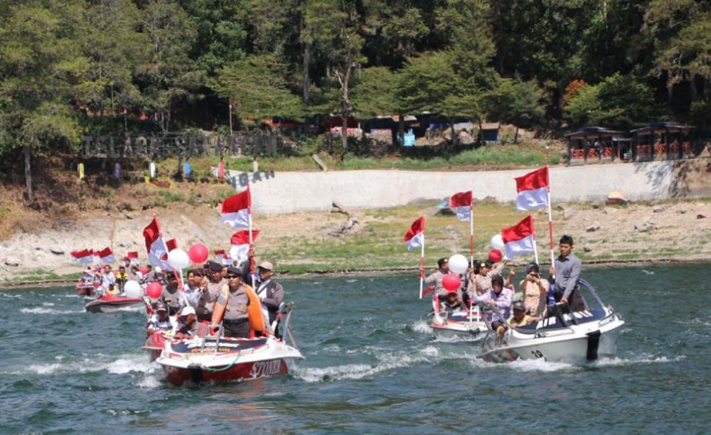 Kirab Merah Putih di Magetan gunakan speed boat di Telaga Sarangan