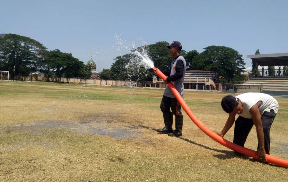 Petugas melakukan penyiraman secara rutin agar rumput di Stadion Bayuangga Kota Probolinggo kembali hijau