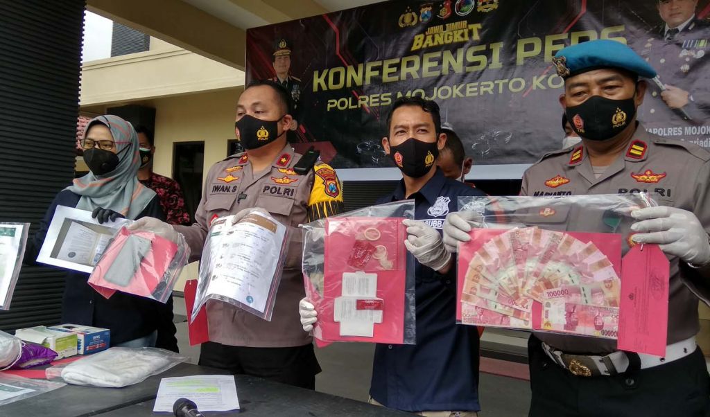 Polres Mojokerto Kota membeber barang bukti dan suami yang jual istrinya untuk layanan seks threesome