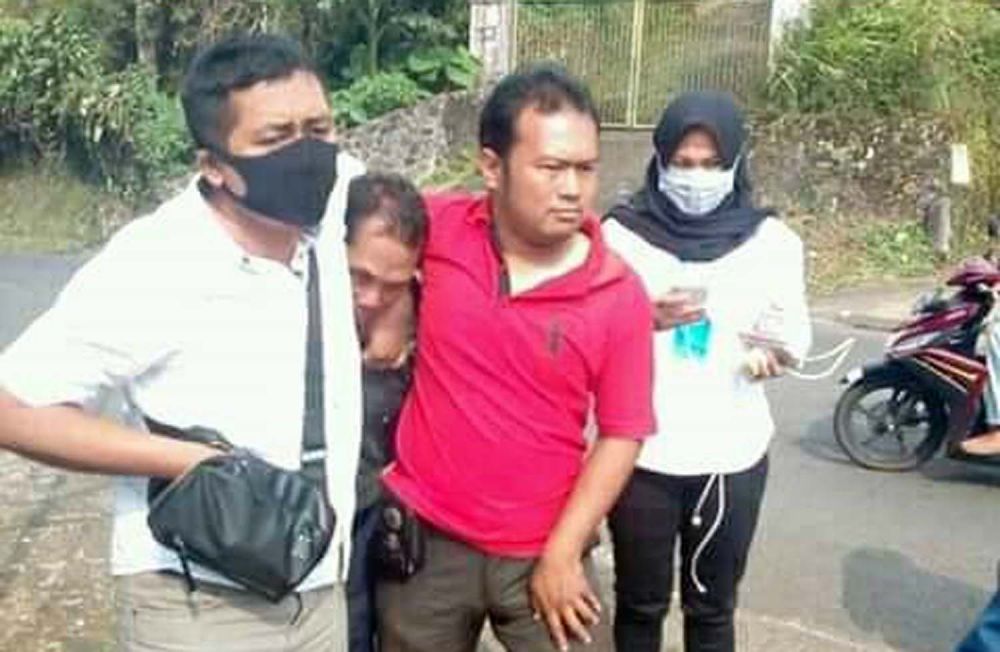 Proses penangkapan suami penganiaya istri dan anak tiri di Mojokerto