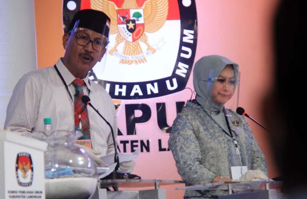 Suhandoyo-Astiti Suwarni saat tampil dalam debat kedua Pilkada Lamongan 2020
