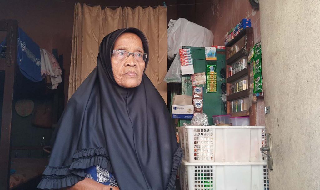 Nenek Sumirah sehari-hari tinggal di rumah kos di kawasan Sukomanunggal, Surabaya