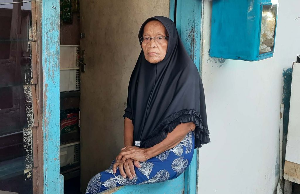 Nenek Sumirah, salah satu warga di Surabaya yang sempat tidak tersentuh bantuan selama Pandemi Covid-19