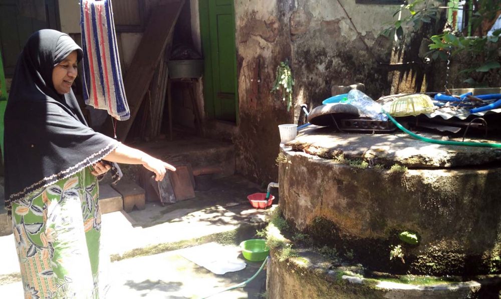 Heni Kusuma, menunjukkan Sumur Mumbul, milik orangtuanya