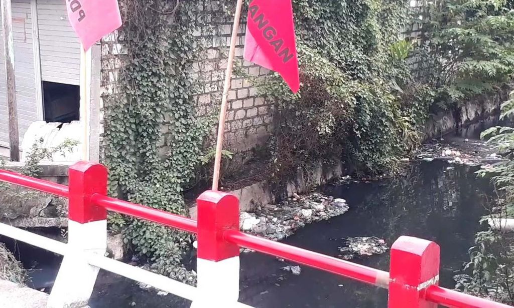 Sungai penuh sampah di Surabaya