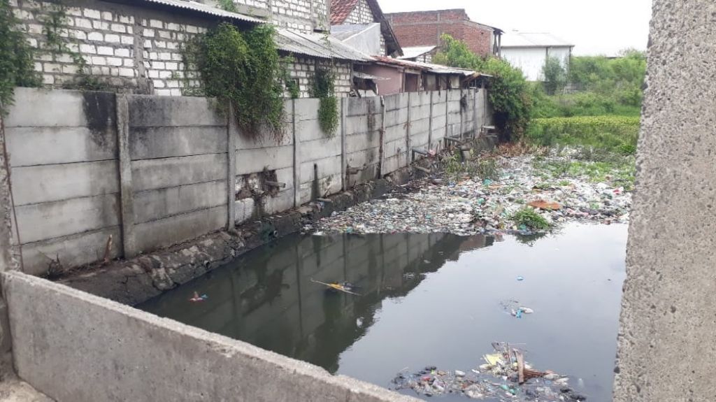 Sungai penuh sampah di Bozem Margomulyo, Surabaya