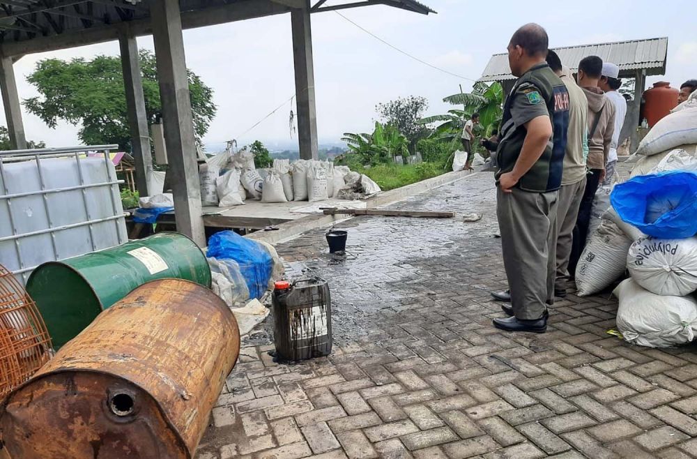 DLH memeriksa sebuah pabrik pengolahan plastik di Pandaan