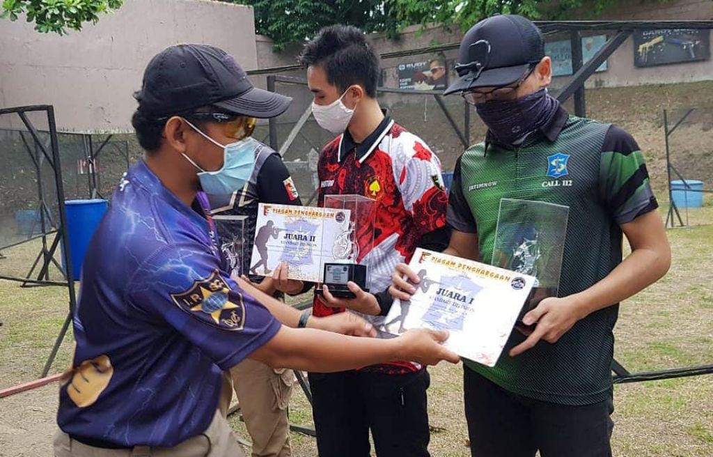 M Awaludin Ilham (kanan), salah satu pemenang Surabaya Shooting Tournament 2020