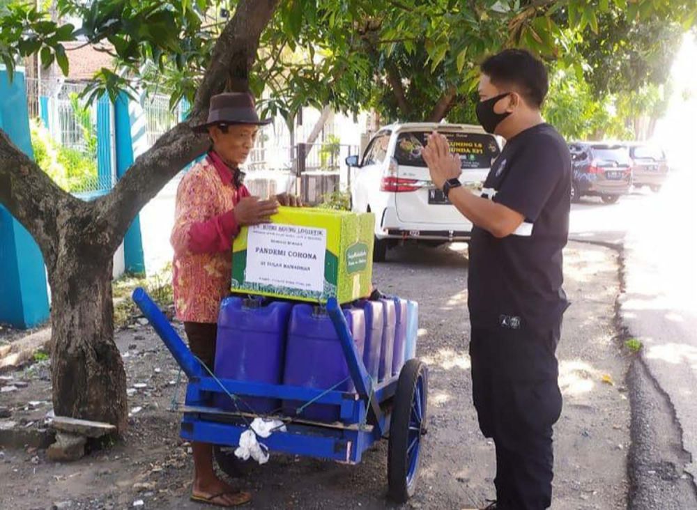 Syahwal Kuswanto saat berbagi paket sembako untuk warga terdampak Covid-19 di Surabaya
