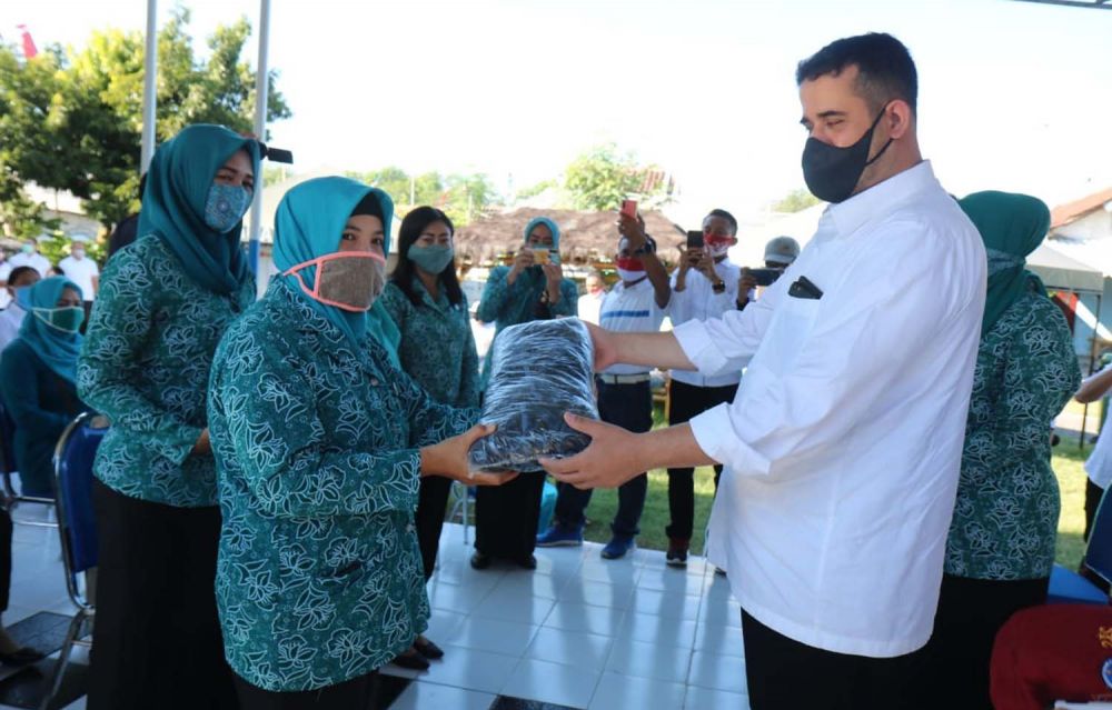 Wali Kota Probolinggo Hadi Zainal Abidin memberikan masker kepada Tim Penggerak PKK untuk dibagikan ke warga
