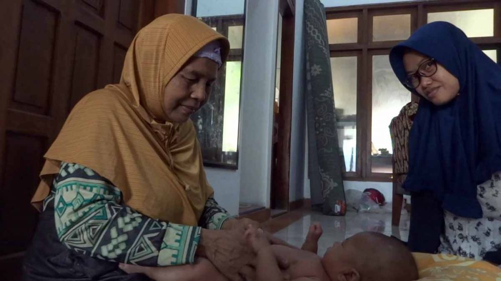 Maryatun menjalani aktivitasnya memijat bayi