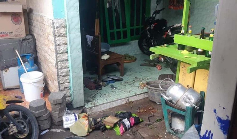 Gerobak soto milik Ponijan berantakan setelah tabung gas elpijinya bocor