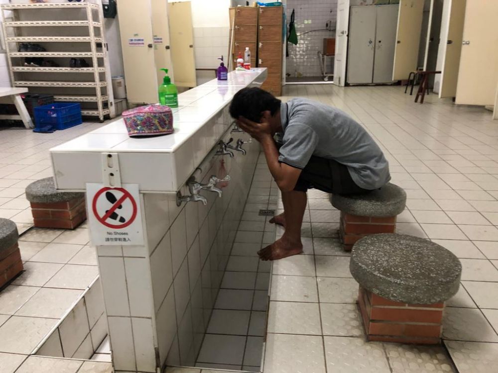 Kursi duduk di area wudhu Taipei Grand Mosque Taiwan khusus untuk jemaah laki-laki