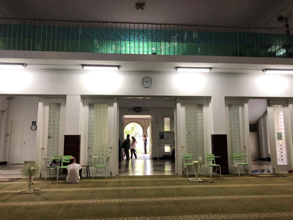 Beberapa jemaah berada di Taipei Grand Mosque Taiwan