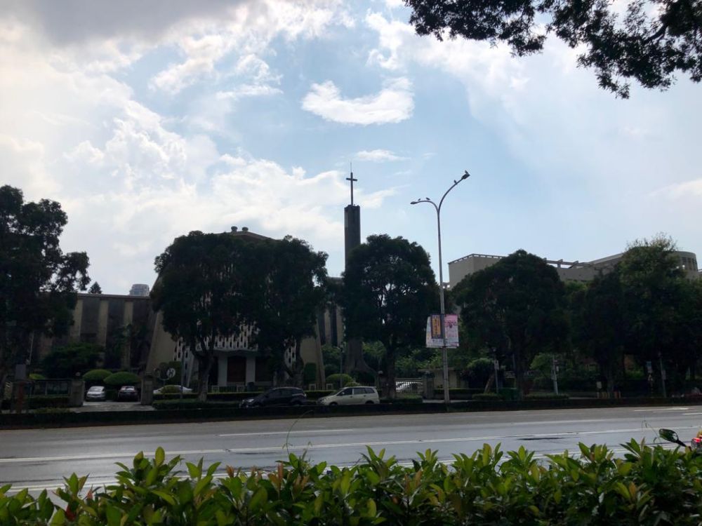Taipei Grand Mosque ini terletak di dekat Taman Da'an berdekatan dengan Gereja Holy Family Catholic Church