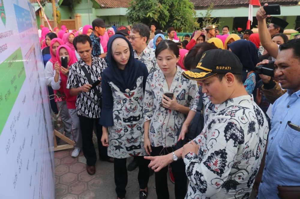 Bupati Nur Arifin menunjukkan penanganan daerah kumuh di Trenggalek kepada tamu dari Singapura
