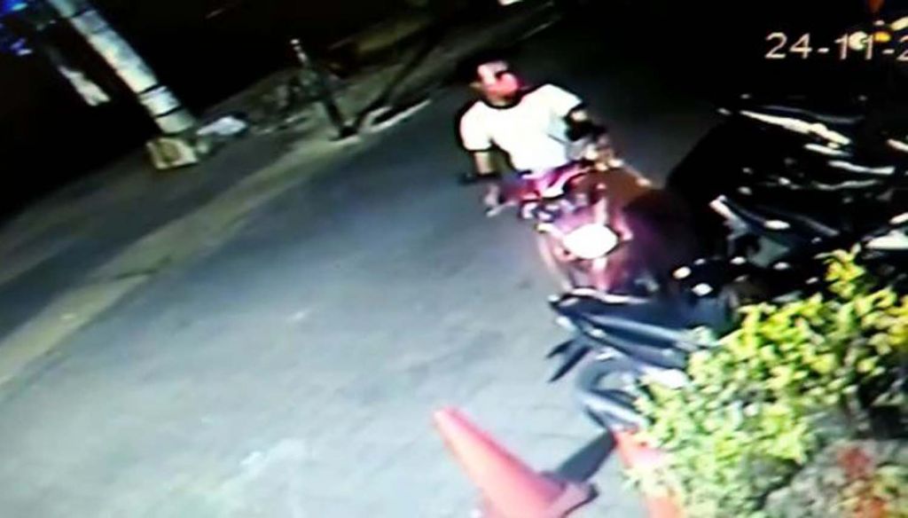 Tangkapan layar video rekaman CCTV pencuri helm di Nginden, Surabaya