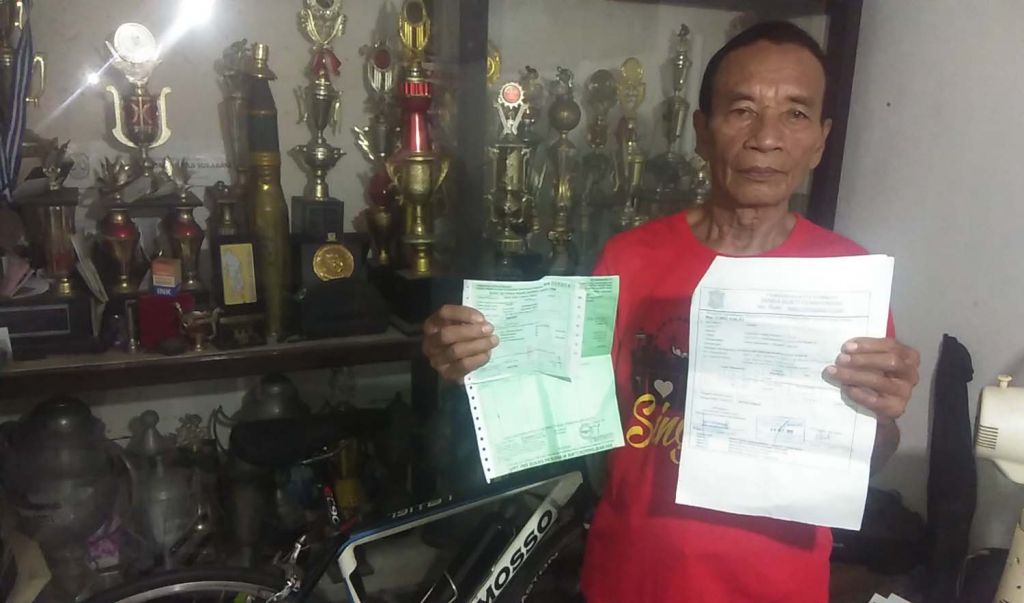Tarwi, mantan atlet nasional balap sepeda di rumahnya di Surabaya