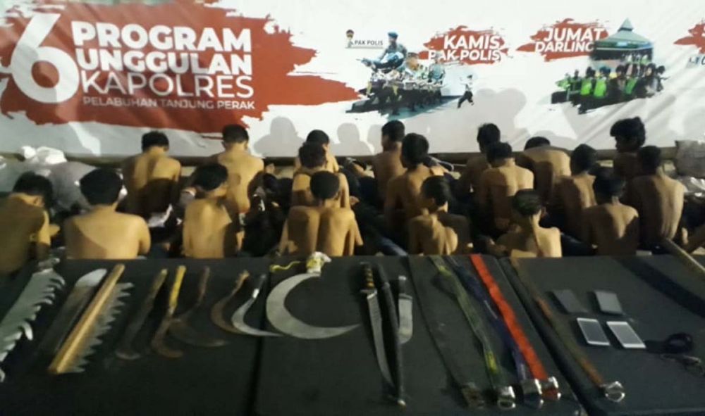 Senjata tajam berbagai jenis dan 30 remaja dari dua geng yang membawanya diamankan di Mapolres Pelabuhan Tanjung Perak Surabaya