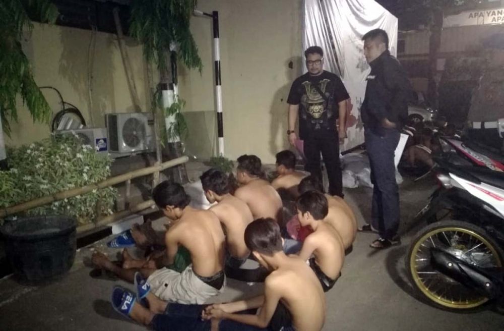 Kapolres Pelabuhan Tanjung Perak AKBP Antonius Agus Rahmanto dan Kasatreskrim AKP Dimas Ferry Anuraga menginterogasi para remaja dari dua geng yang diamankan 