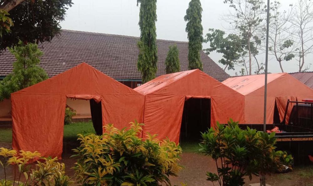 Tiga tenda darurat didirikan di halaman SDN Gunggungan Lor, Probolinggo untuk tempat belajar sementara