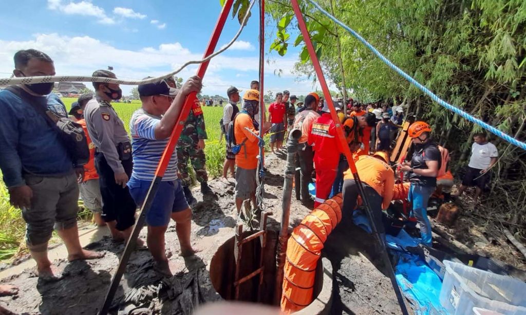 Tiga orang sekeluarga di Ngawi terjebak dalam sumur