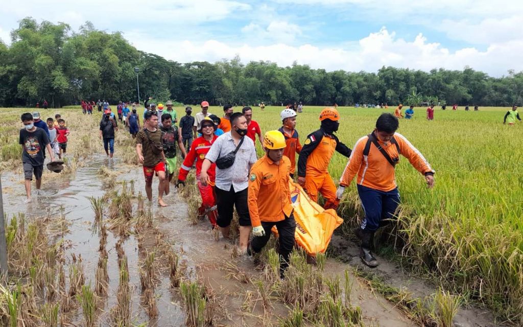 Tiga orang sekeluarga di Ngawi terjebak dalam sumur
