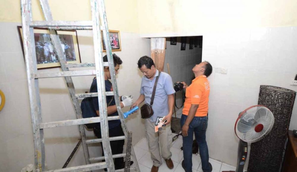 Polisi melakukan identifikasi di rumah korban