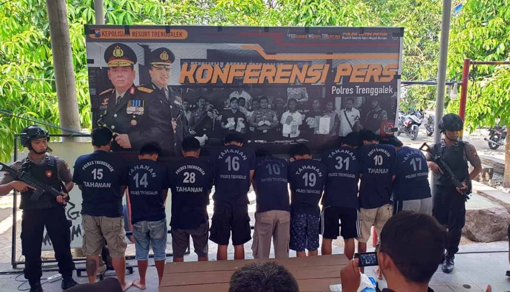 Para tersangka pengeroyokan di Trenggalek