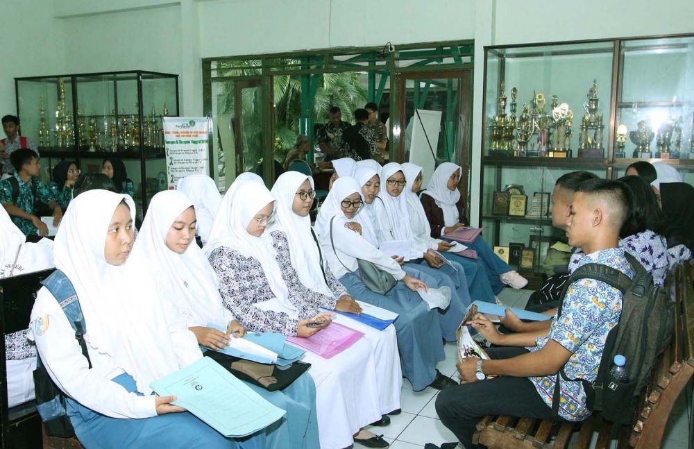 Ratusan siswa se Indonesia mengikuti seleksi beasiswa aga bisa kuliah gratis di STIE Perbanas Surabaya