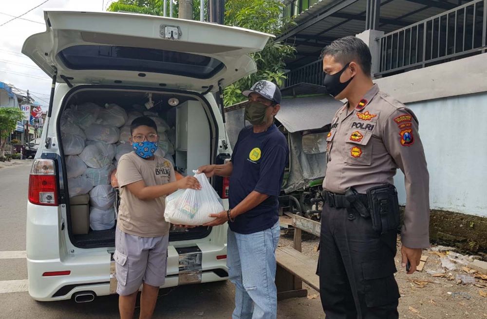 Warga di Kedung Baruk, Rungkut Surabaya yang dites swab juga menerima bantuan paket sembako