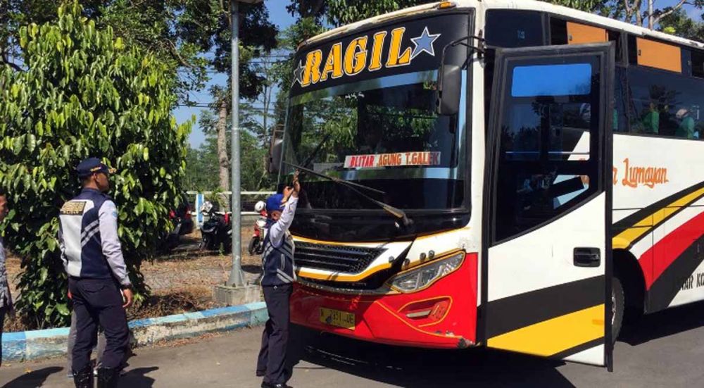 Petugas memeriksa kelaikan armada bus Lebaran 2019