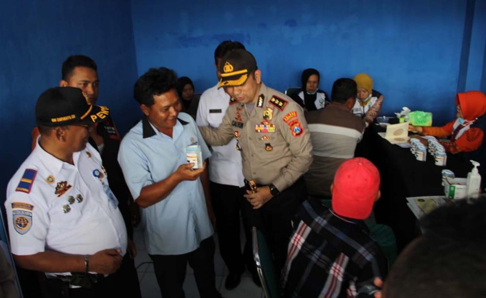 Kapolres Trenggalek AKBP Jean Calvijn Simanjuntak berdialog dengan para sopir angkutan umum