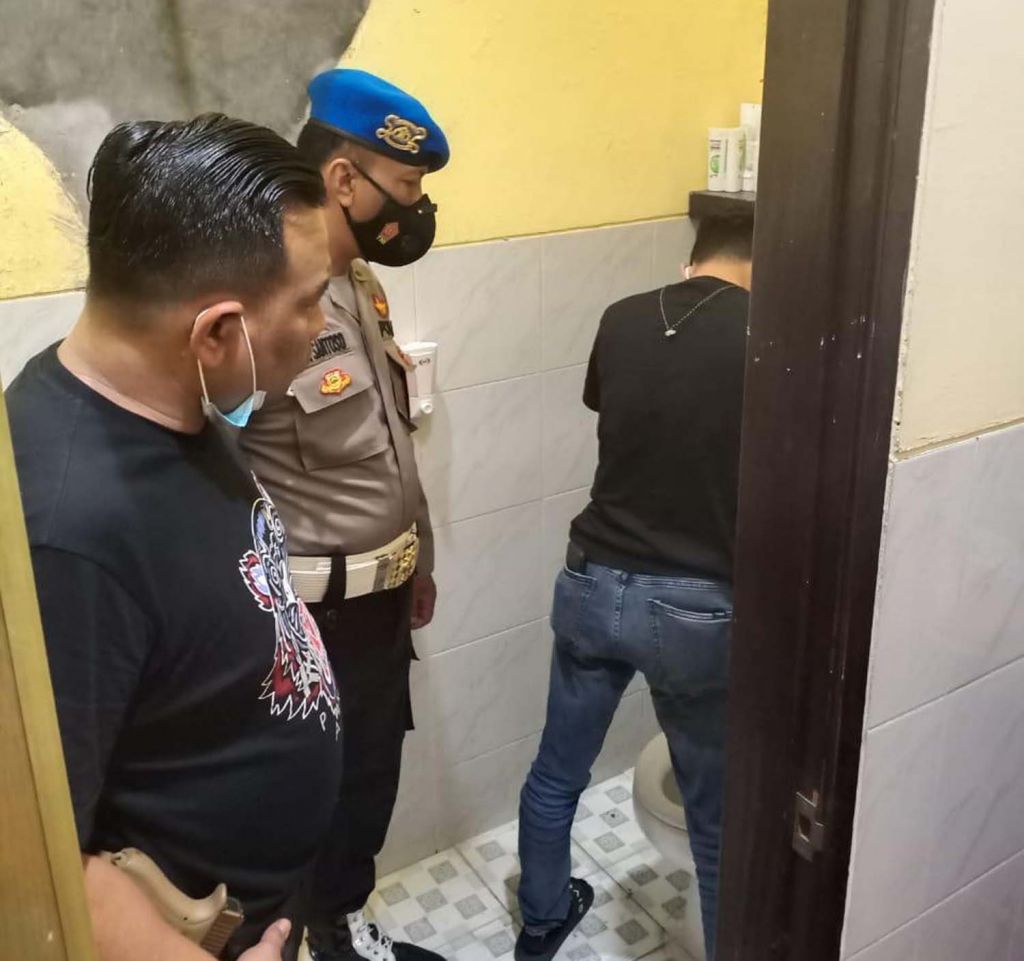 Seluruh Reserse Narkoba Polrestabes Surabaya Dites Urine Tengah Malam